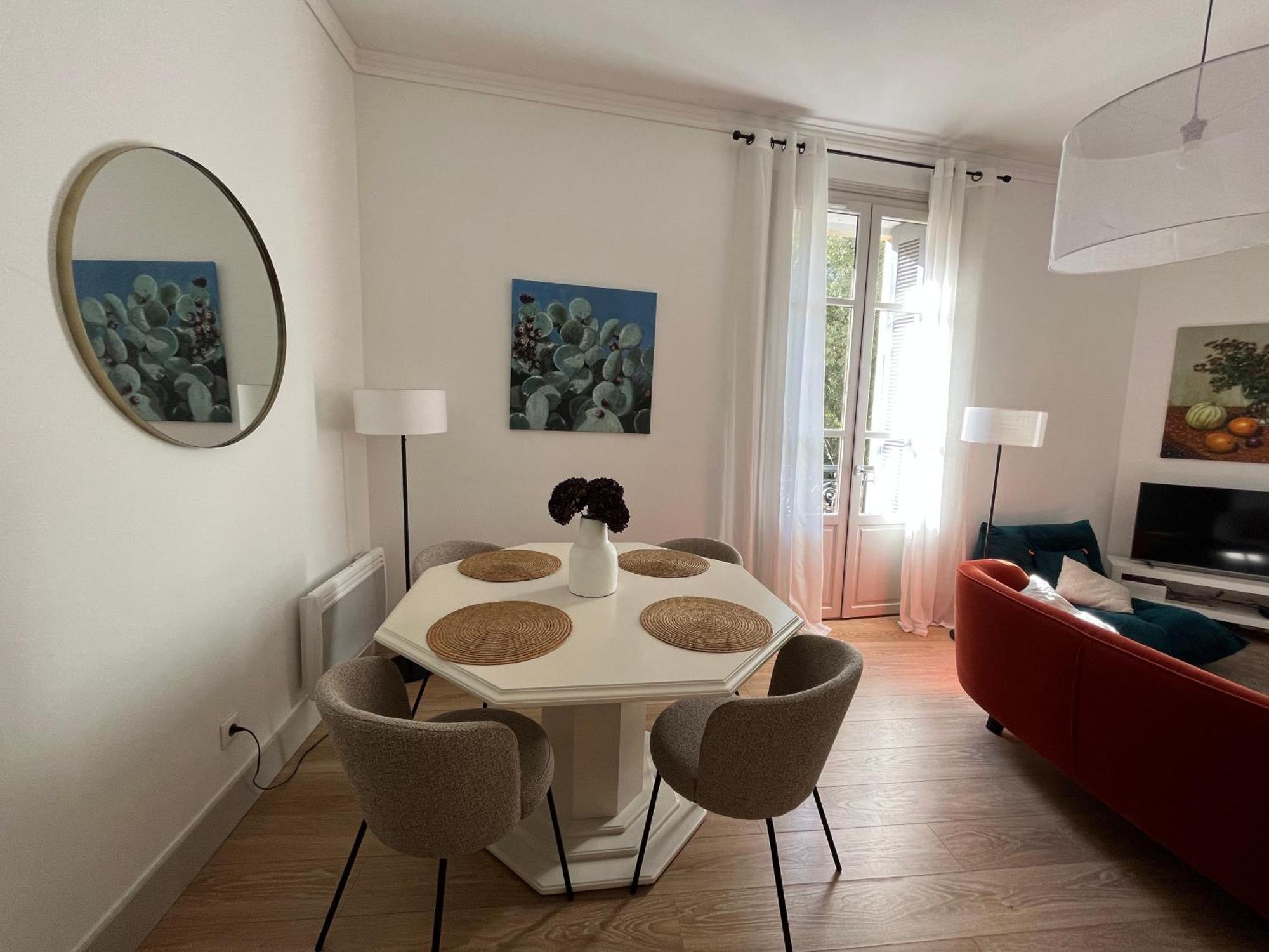 Nimes , Appartement Renove Dans Immeuble Classe. Exterior foto